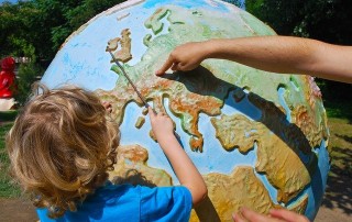 alumno-alumna-bola-mundo-planetario-aprendiendo-idiomas-escuela-idiomas