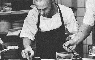 subvención-autonomo-pyme-cocina-cocinero-blanco-negro-restaurante