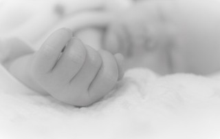 ayudas-nacimiento-adopcion-yunquera-bebe-recien-nacido-mano-2020