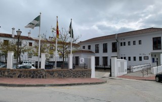 ayuntamiento-de-yunquera-decreto-cierre-instalaciones-municipales-ayuntamiento-yunquera-malaga-banderas-espana-andalucia