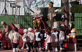yunquera-regala-libros-navidad-reyes-magos-patio-colegio-ceip-sierra-de-las-nieves-1