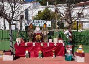 Reyes-magos-regalan-libro-patio-ceip-sierra-de-las-nieves