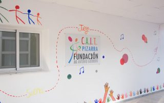 fachada-entrada-cait-pizarra-colores-dibujos-pared