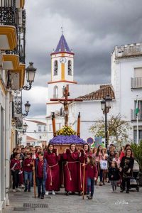 Yunquera-semana-santa-cristo-de-la-cruz-pobre-plaza-de-la-constitución-trono-mujeres-trono