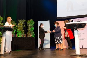 reconocidas-2021-Teresa-La-Jaquita-entrega-premio-reconocidas-2021-Diputación-de-Málaga