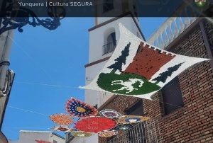Trabajos de croche que adornas las calles y rincones del pueblo de Yunquera, disfruta de la exposición del 16 de julio