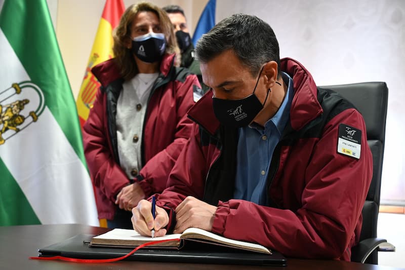 Pedro-Sanchez-firmando-el-libro-de-visitas-al-Parque-Nacional-Sierra-de-las-Nieves.jpg
