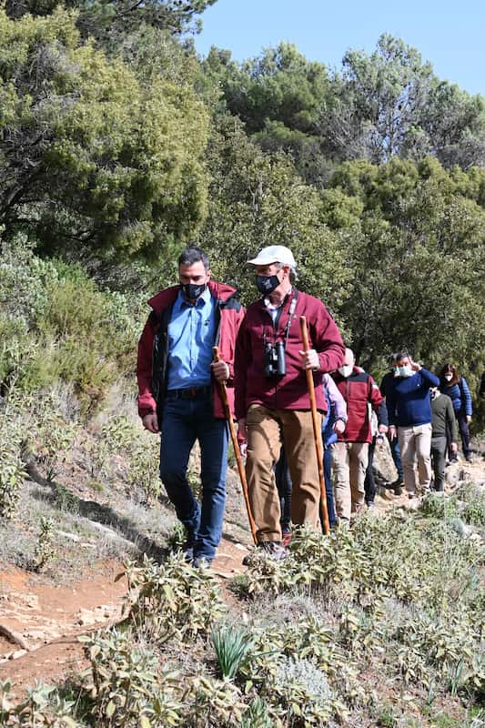 Pedro-Sanchez-haciendo-senderismo-en-el-Parque-Nacional-Sierra-de-las-Nieves.jpg
