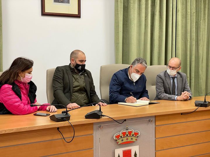 Elias Bendodo visita el Ayuntamiento de Yunquera.