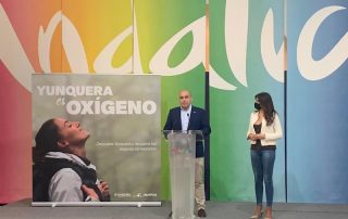 yunquera-es-oxigeno-ven-a-yunquera-alcalde-y-delegada-de-turismo-presentacion
