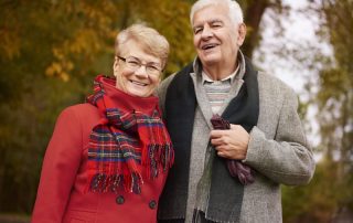 ayudas para prótesis dentales-abuelos-felices-con-sonrisa