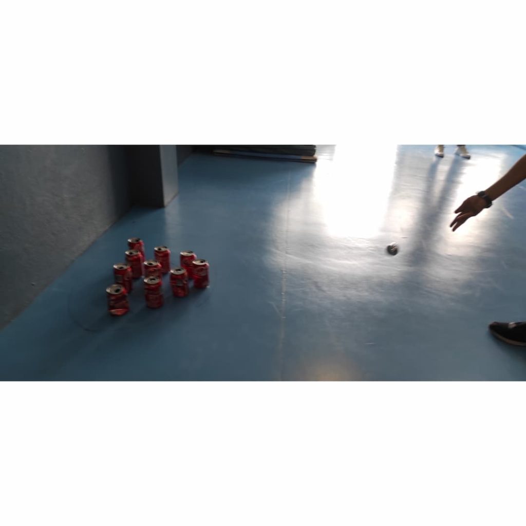 Niños_Jugando_Bolos_con_latas