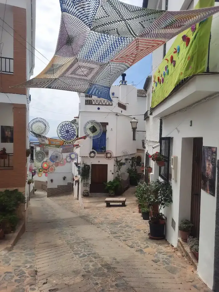 Calle-virgen-del-rosario-2 trabajos de crochet en el verano en Yunquera 2023