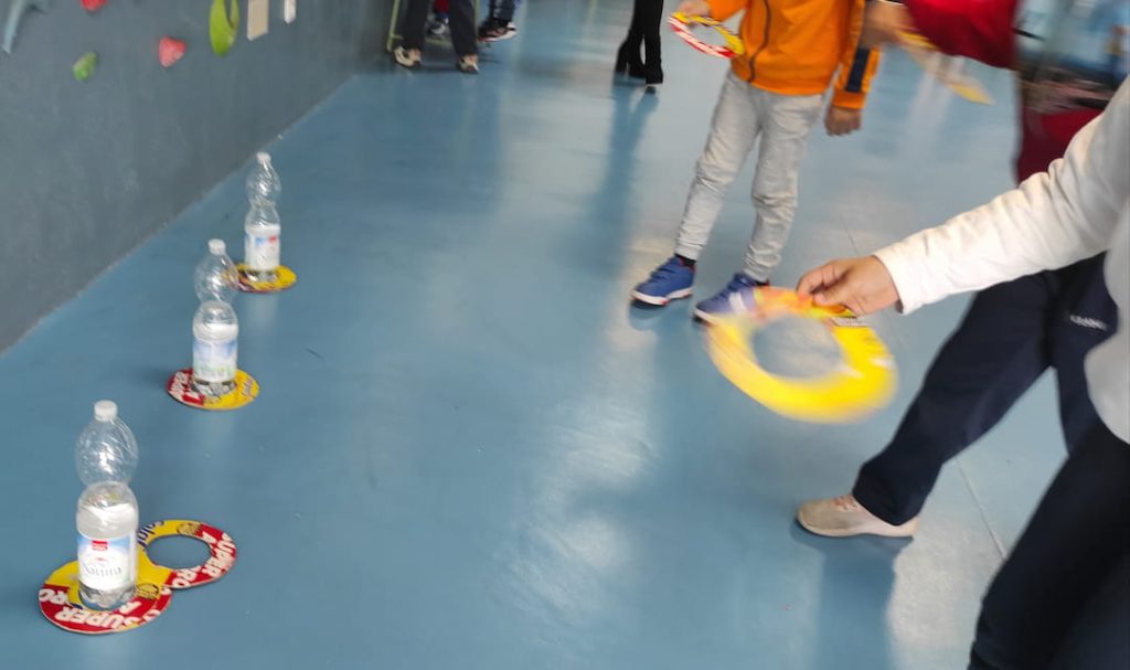 Niños_Jugando_lanzamiento_anillas