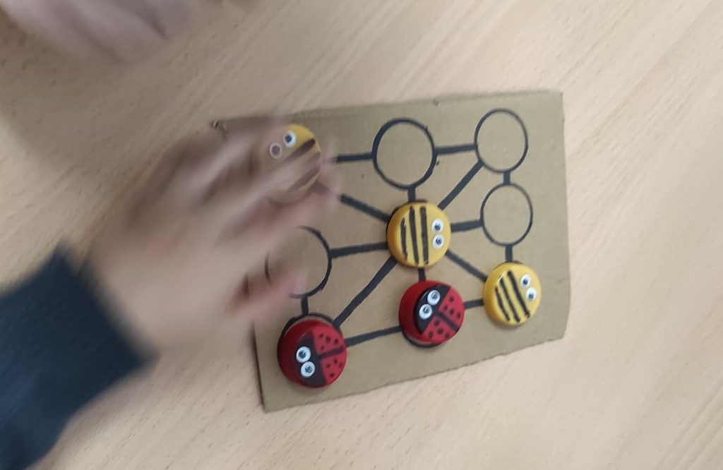 Niños_Jugando_tres_en_ralla