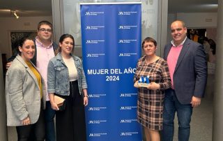 Anastasia mujer del año 2024 con el equipo de gobierno y la tecnica de turismo