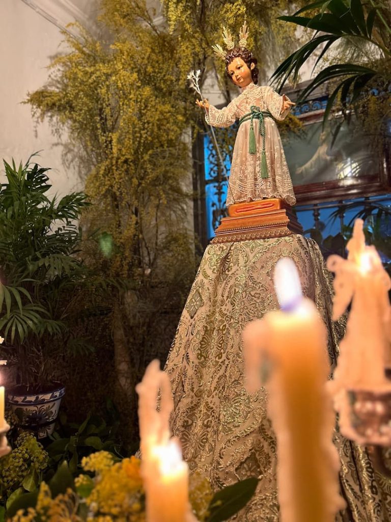 Imagen del niño Jesús en un altar en el corpus christi yunquera 2025