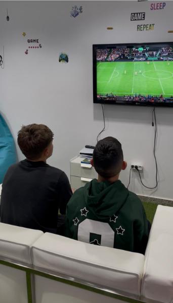 jovenes jugando a la play station en el centro juvenil de yunquera
