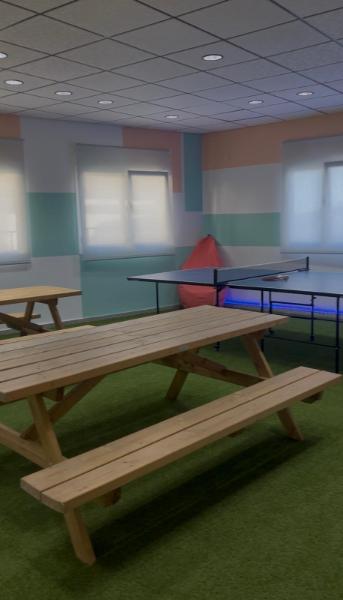 zona de descanso de ping pong en el centro juvenil de yunquera