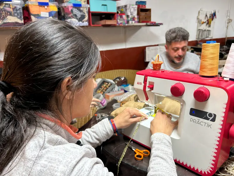 BELEN NAPOLITANO YUNQUERA COCIENDO LOS TRAJES DE ANIMALES CON MAQUINA DE COSER
