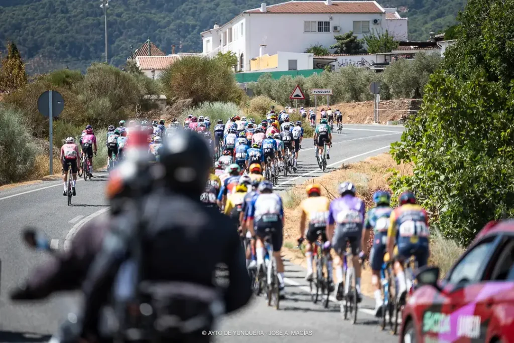 La Vuelta a España 2026 Yunquera - Enric Marc a su paso por el Puente de Palo - entrando al municipio de Yunquera