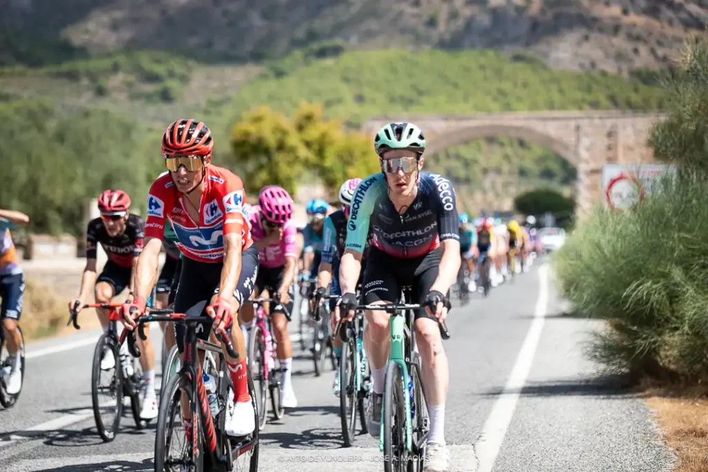 La Vuelta a España 2026 Yunquera - Enric Marc a su paso por el Puente de Palo
