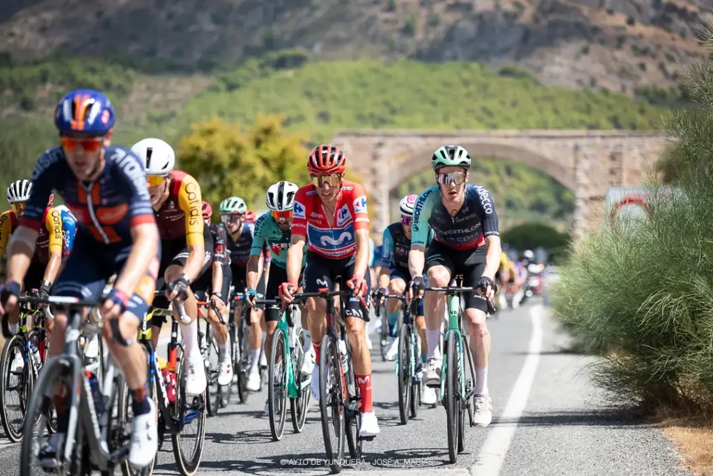 La Vuelta a España 2026 Yunquera - Enric Marc a su paso por el Puente de Palo