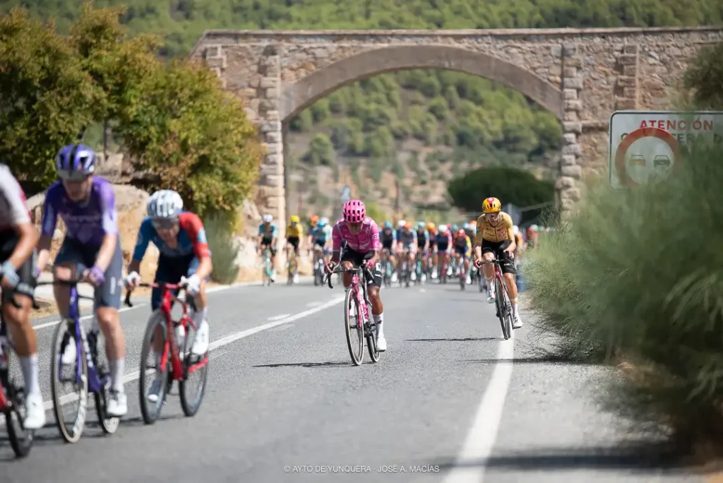 La Vuelta a España 2026 Yunquera - Peloton pasando por el puente de palo