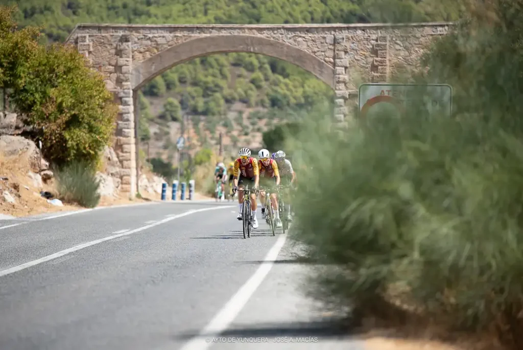 La Vuelta a España 2026 Yunquera - Pasando por el puente de palo