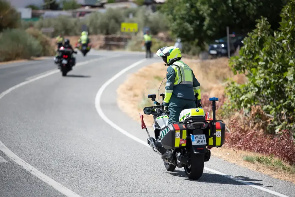 La Vuelta a España 2026 Yunquera - Guardia Civil de Tráfico de pie en moto